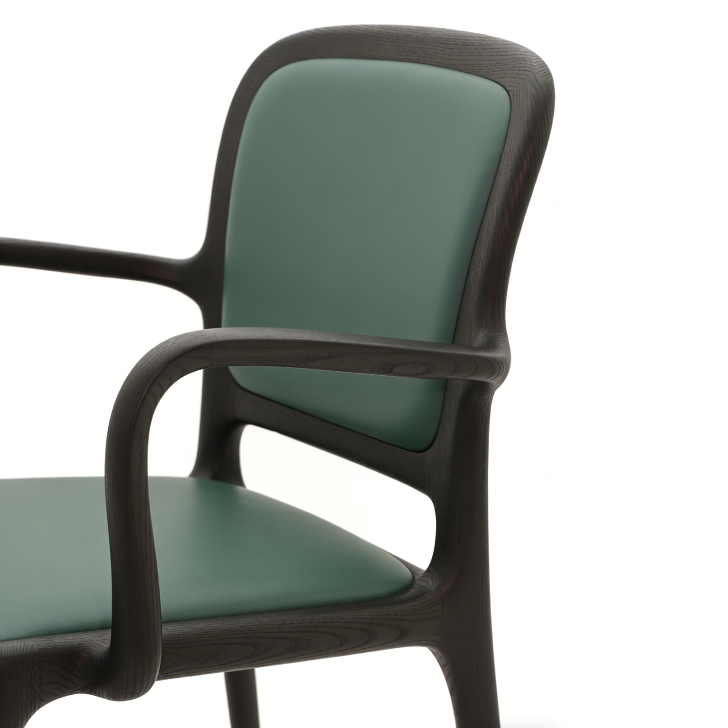 ブラックアッシュ無垢材 アームチェア｜マットブラック仕上げ・クッション座面・上質なデザインチェア