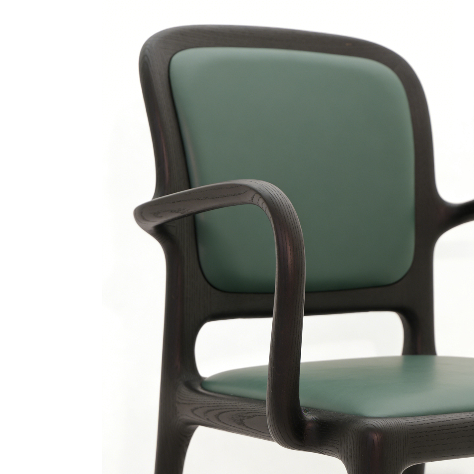 ブラックアッシュ無垢材 アームチェア｜マットブラック仕上げ・クッション座面・上質なデザインチェア