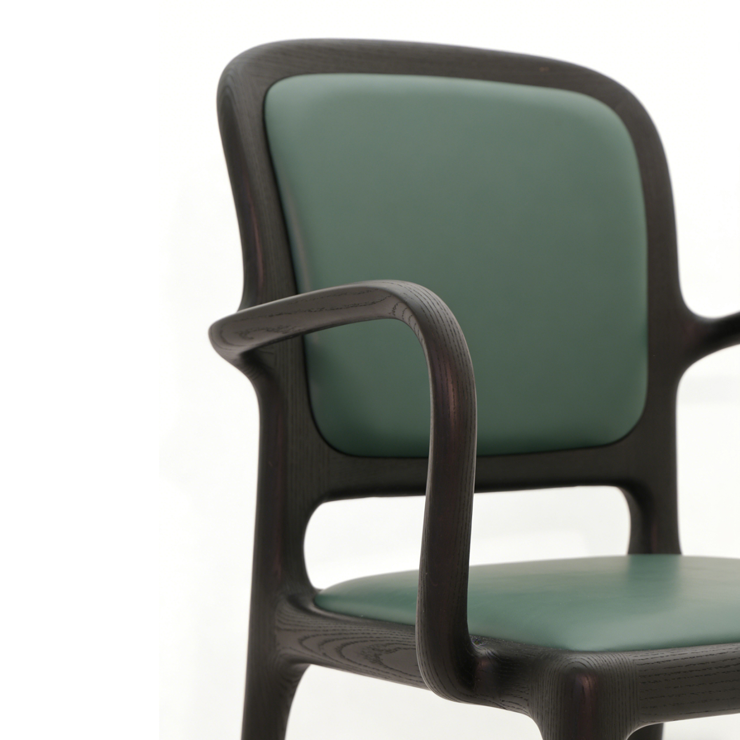 ブラックアッシュ無垢材 アームチェア｜マットブラック仕上げ・クッション座面・上質なデザインチェア