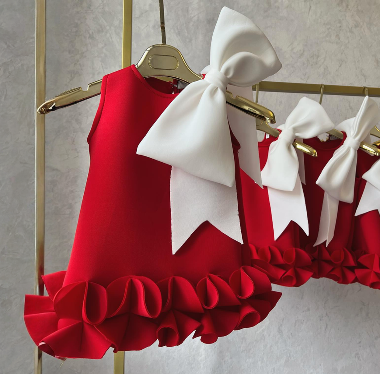 فساتين ميدي بدون أكمام مزينة بفيونكة من نسيج سكوبا - image 3