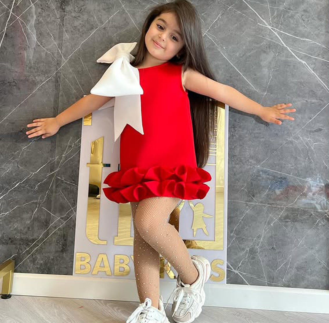 فساتين ميدي بدون أكمام مزينة بفيونكة من نسيج سكوبا - image 4