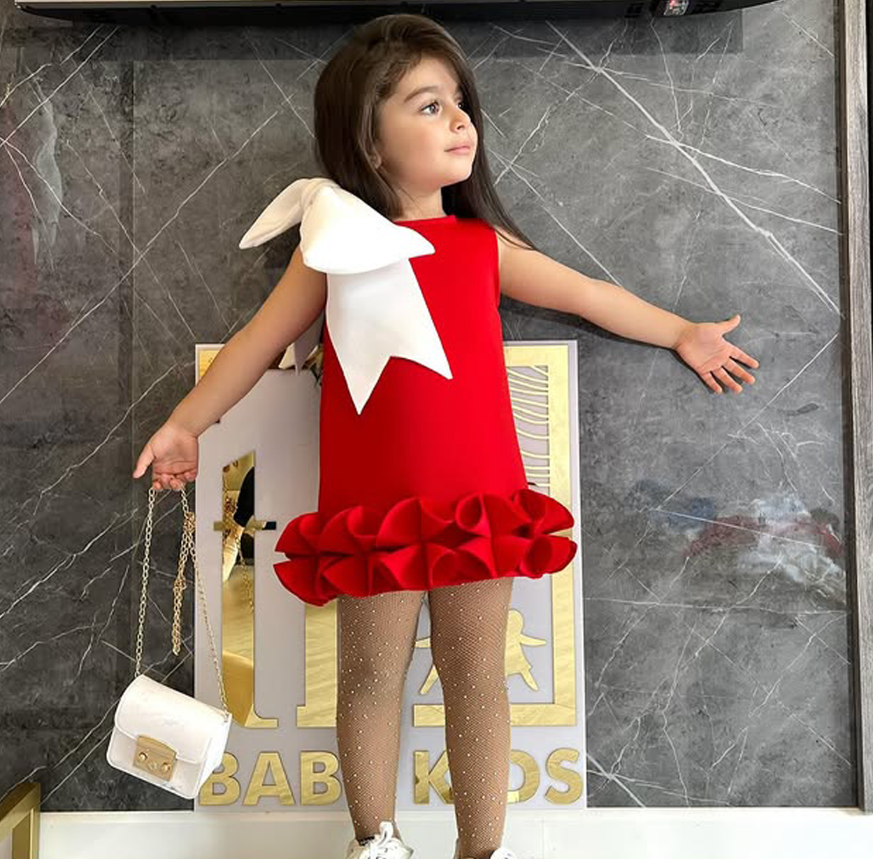 فساتين ميدي بدون أكمام مزينة بفيونكة من نسيج سكوبا - image 5