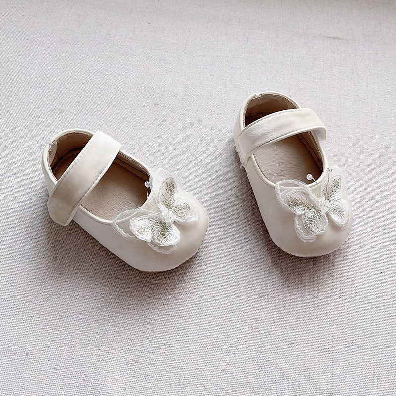 حذاء باليه مسطح ذو مقدمة مستديرة بتصميم فراشة صلبة - أبيض - image 2