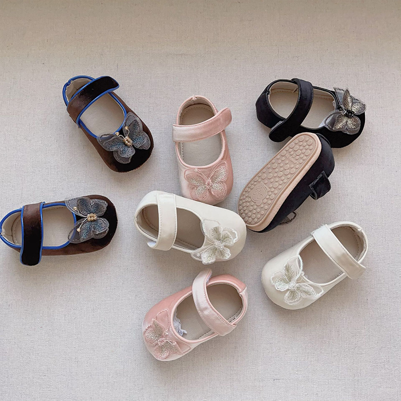 حذاء باليه مسطح ذو مقدمة مستديرة بتصميم فراشة صلبة - image 6