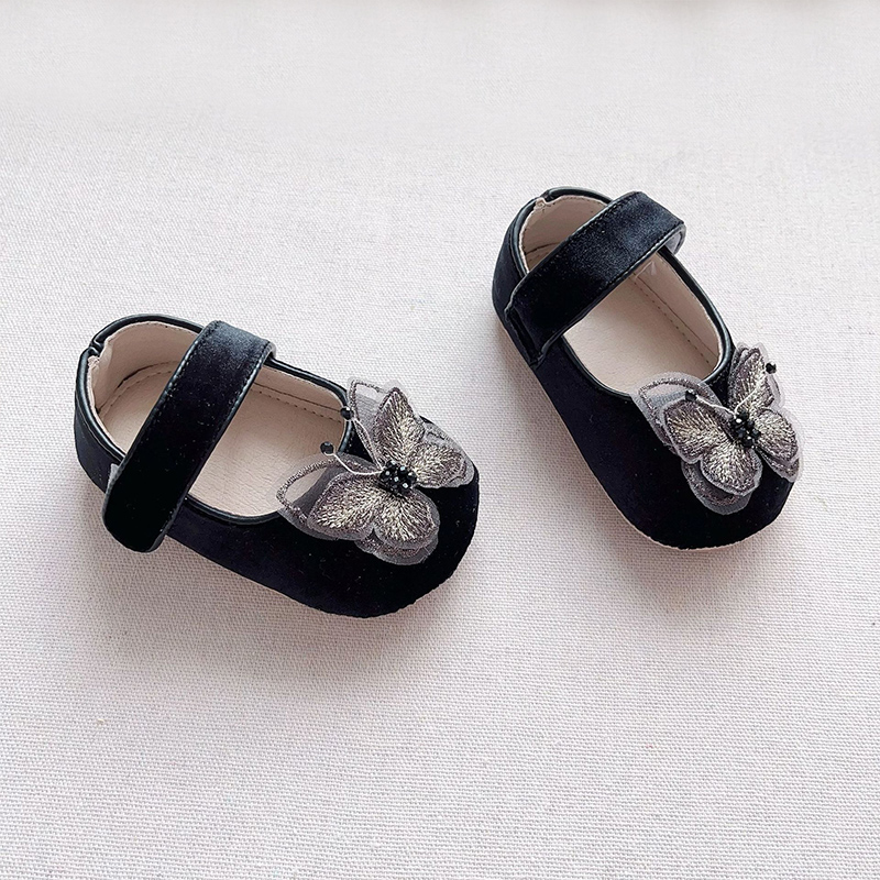 حذاء باليه مسطح ذو مقدمة مستديرة بتصميم فراشة صلبة - أسود - image 9