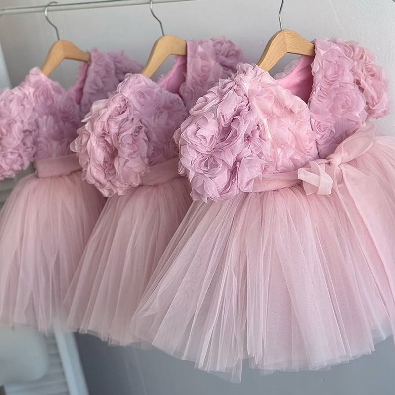 فساتين ميدي قصيرة الأكمام مزينة بوردة شبكية - image 2