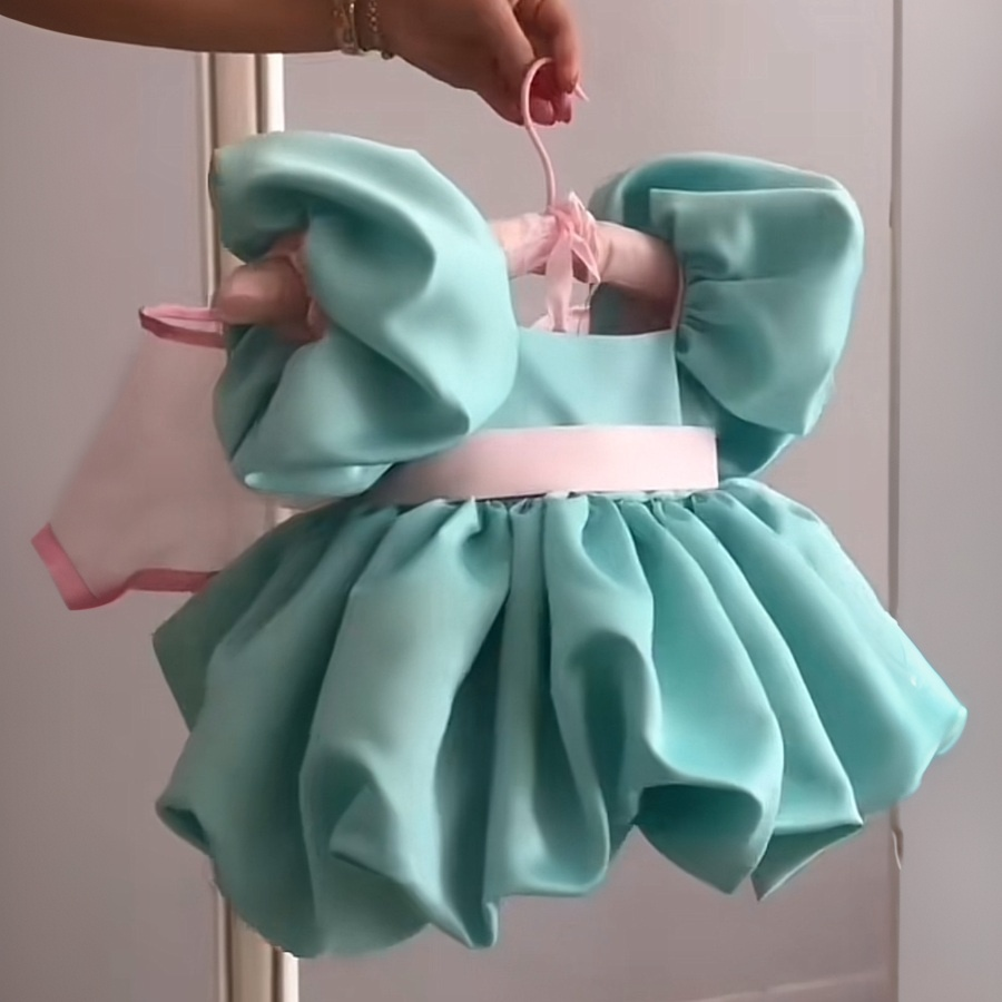 فساتين قصيرة بأكمام قصيرة مزينة بفيونكة من الساتان - image 2