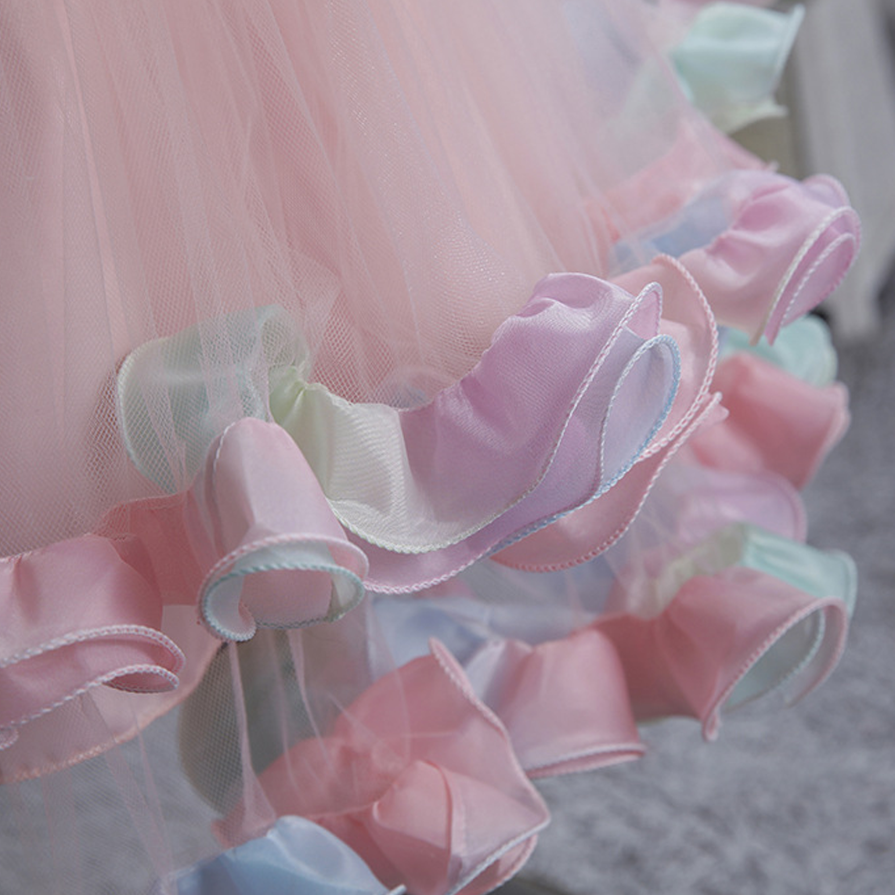 فساتين ميدي بدون أكمام مزينة بوردة شبكية لعيد الفصح - image 8