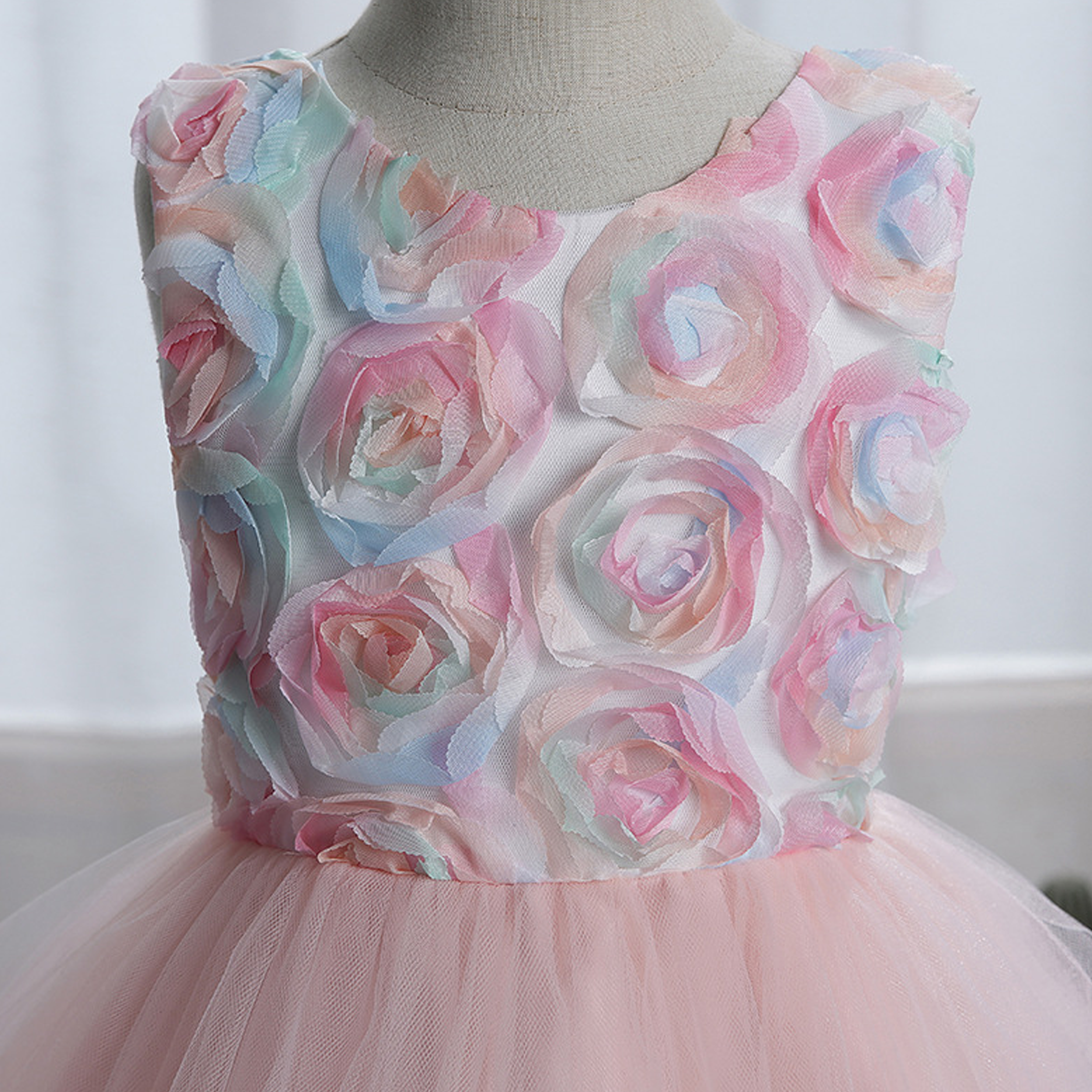 فساتين ميدي بدون أكمام مزينة بوردة شبكية لعيد الفصح - image 6