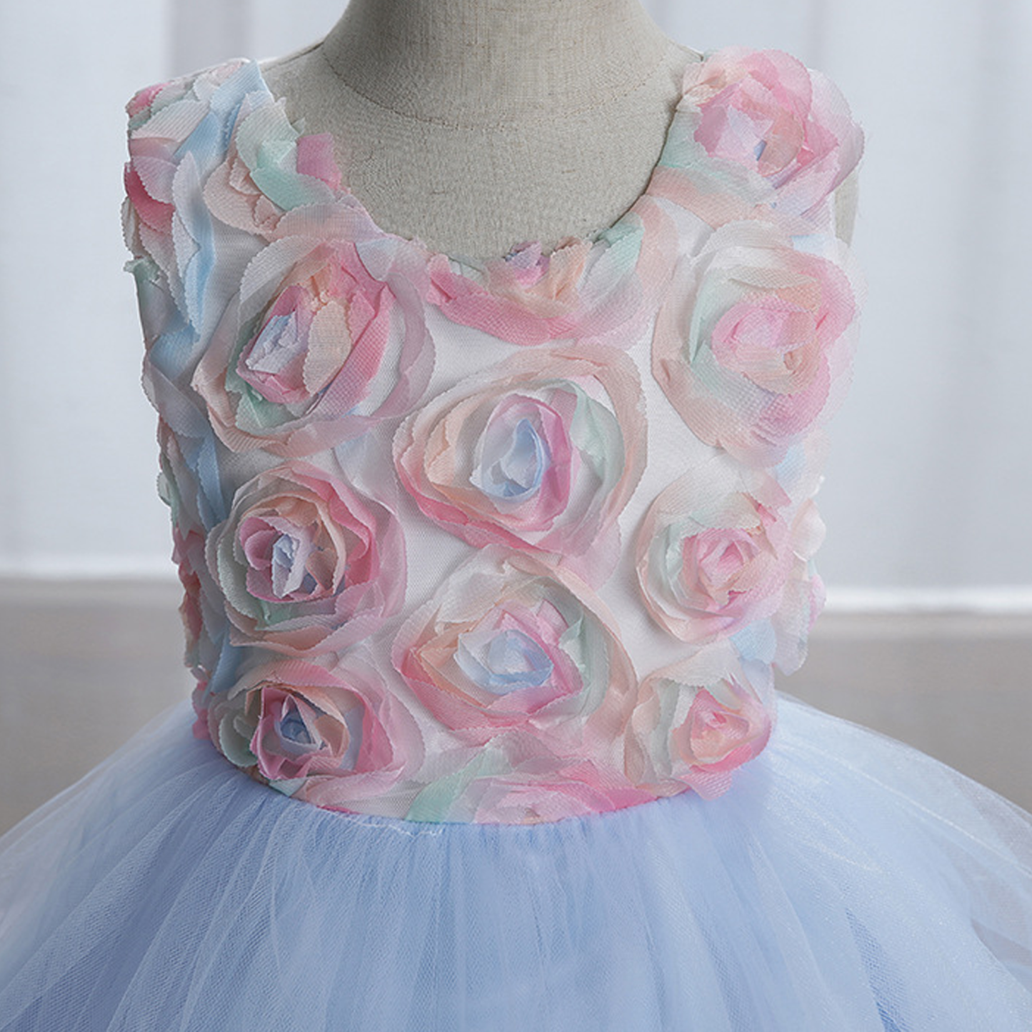 فساتين ميدي بدون أكمام مزينة بوردة شبكية لعيد الفصح - image 14