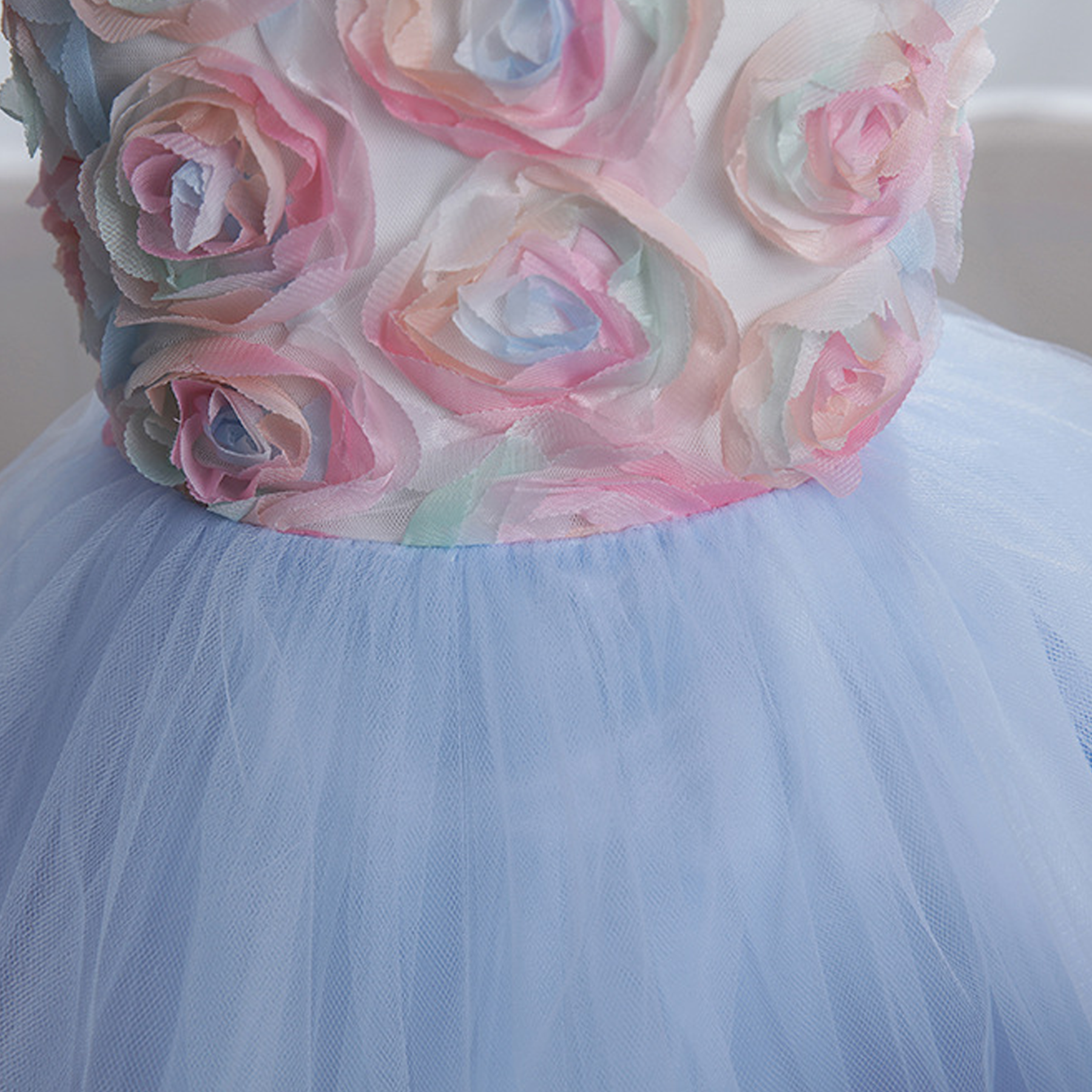 فساتين ميدي بدون أكمام مزينة بوردة شبكية لعيد الفصح - image 15