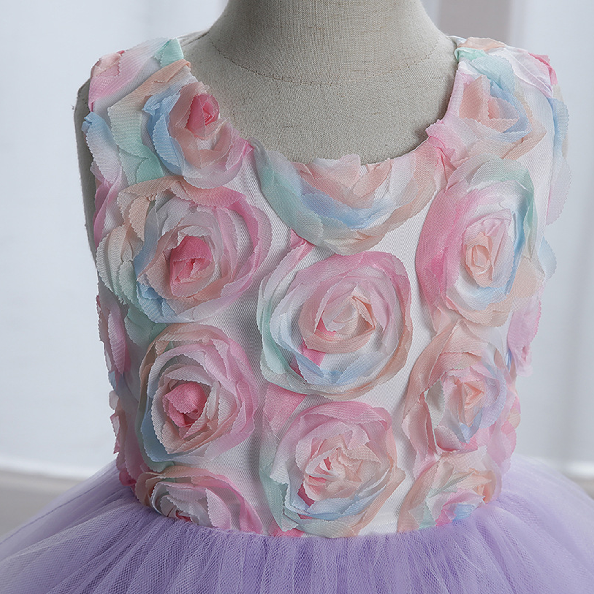 فساتين ميدي بدون أكمام مزينة بوردة شبكية لعيد الفصح - image 21