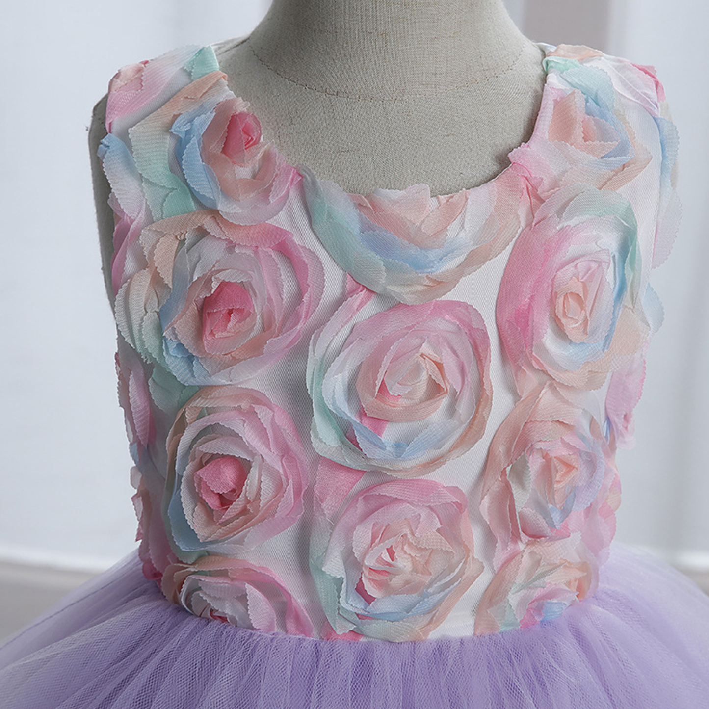 فساتين ميدي بدون أكمام مزينة بوردة شبكية لعيد الفصح - image 21