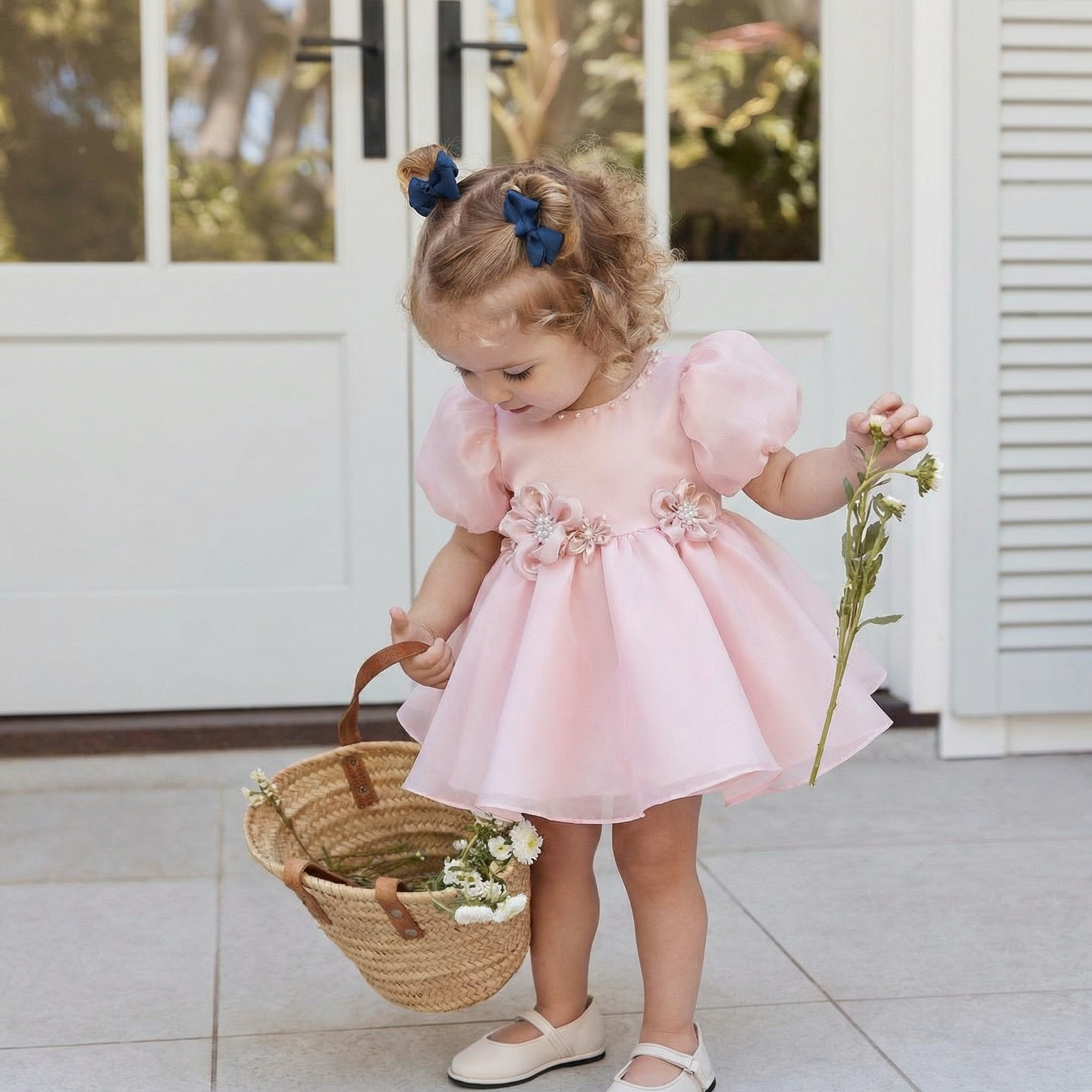 فساتين ميدي قصيرة الأكمام مزينة بورود الأورجانزا - image 2