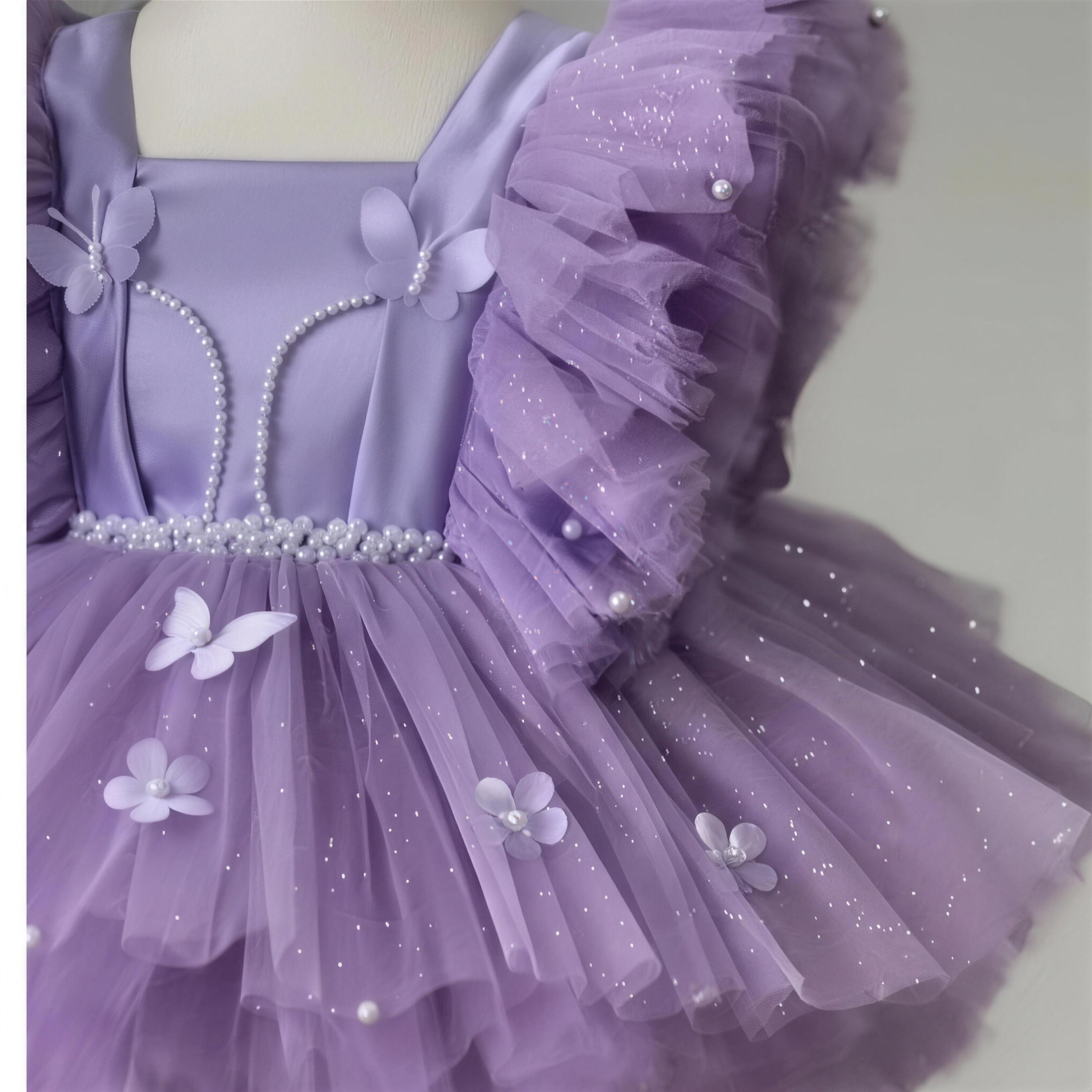 فساتين قصيرة بدون أكمام من قماش شبكي مزين باللؤلؤ والزهور - image 4