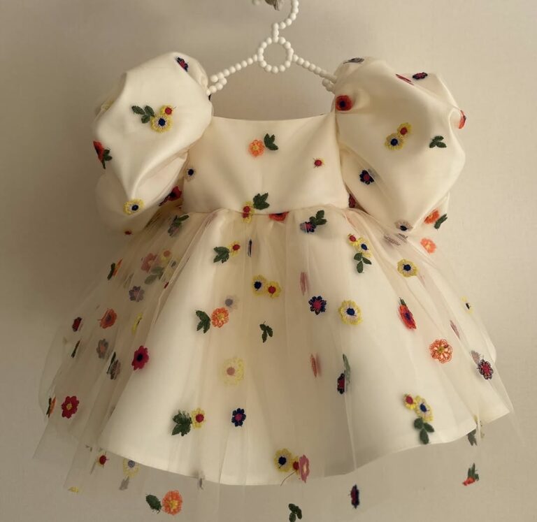 فساتين ميدي قصيرة الأكمام من الساتان المطرزة بالزهور - image 2