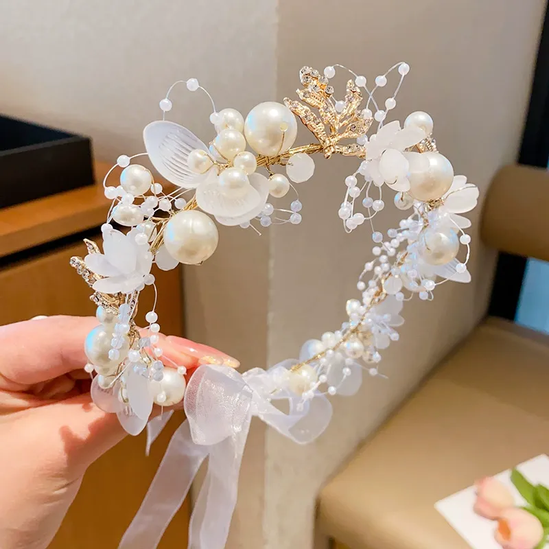 طوق شعر مزين بوردة صلبة لعيد الفصح - إكليل من اللؤلؤ على شكل فراشة بيضاء - image 1