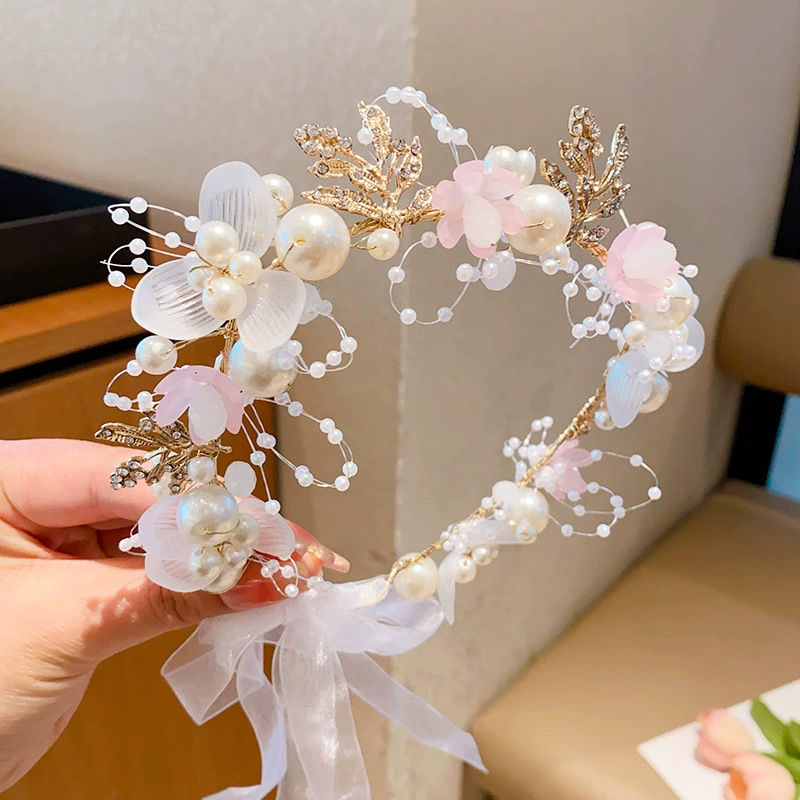 طوق شعر مزين بوردة صلبة لعيد الفصح - إكليل من الزهور الوردية والبيضاء - image 2