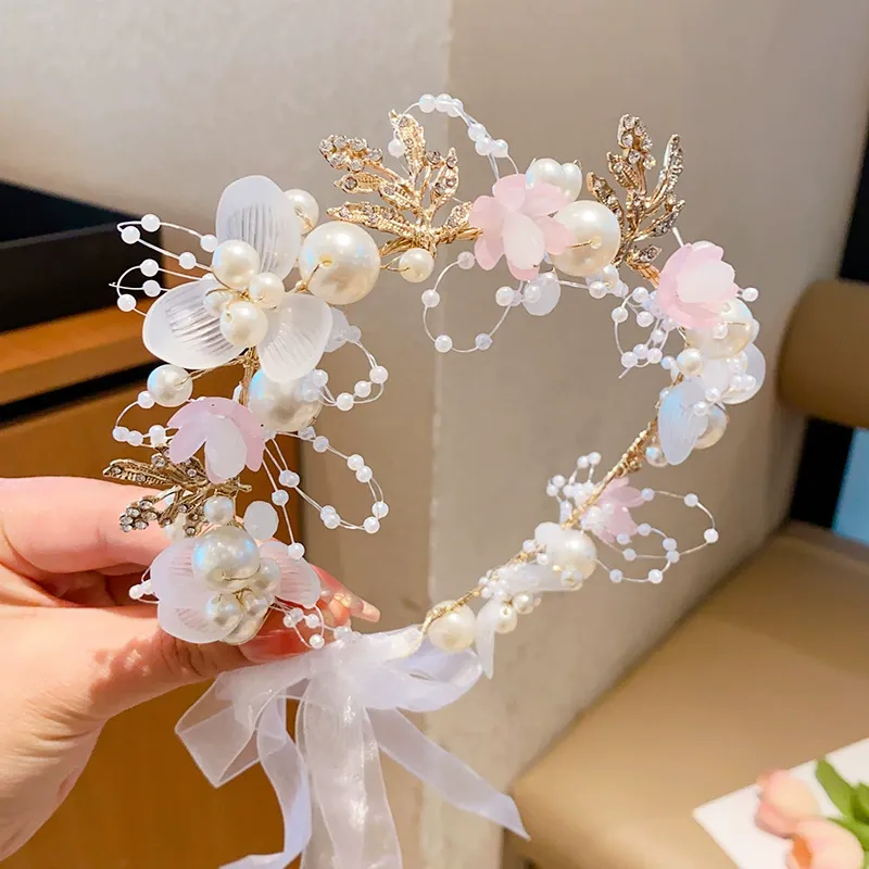 طوق شعر مزين بوردة صلبة لعيد الفصح - إكليل من الزهور الوردية والبيضاء - image 2