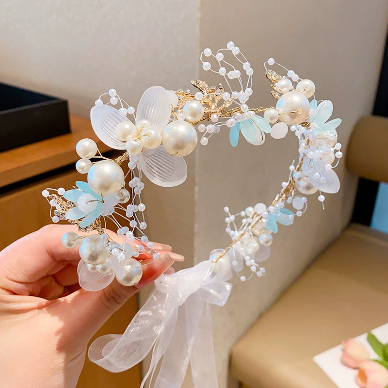 طوق شعر مزين بوردة صلبة لعيد الفصح - إكليل من الزهور الزرقاء والبيضاء - image 3