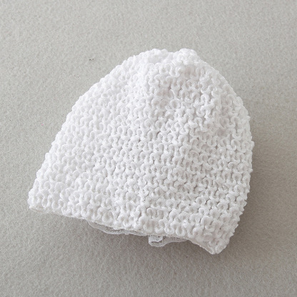 قبعة مزينة بشريط وردي صلب - image 10