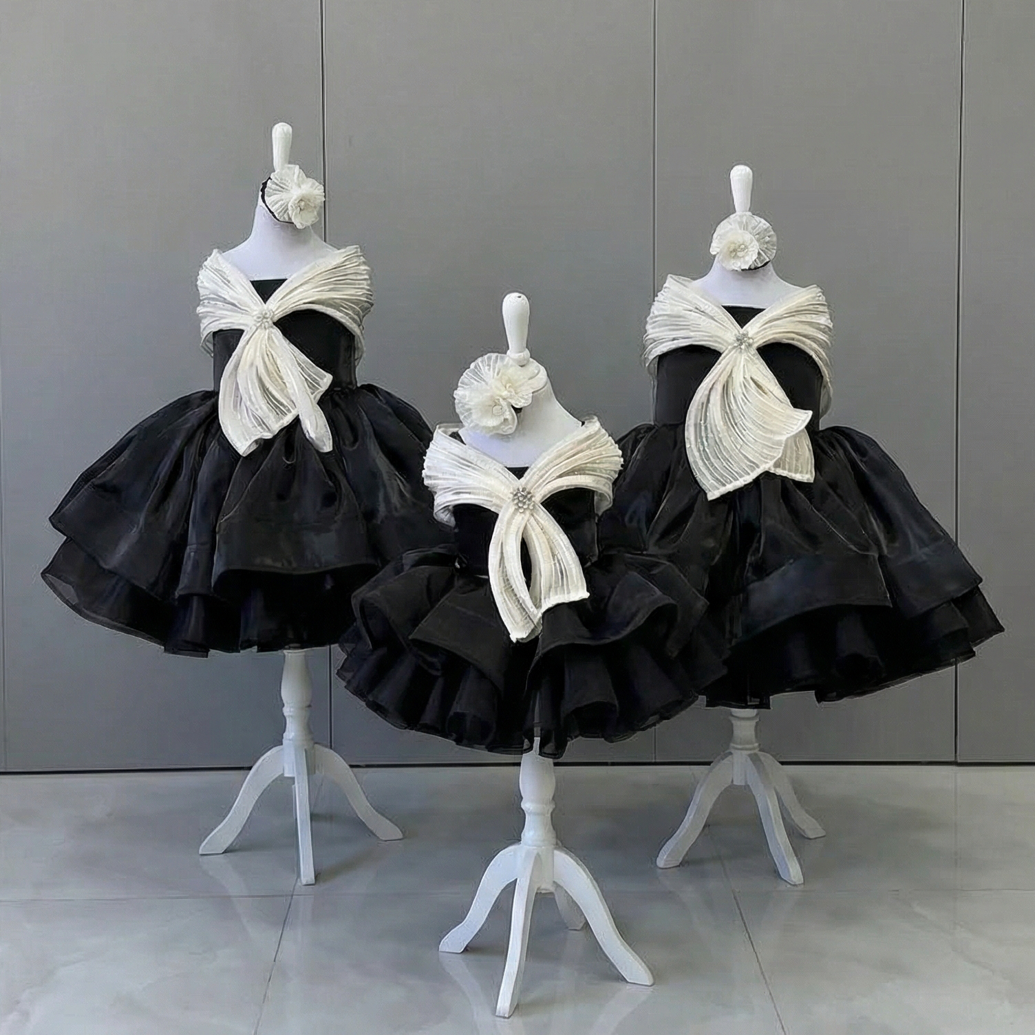 فساتين قصيرة بدون أكمام من الأورجانزا المرصعة بأحجار الراين - image 3