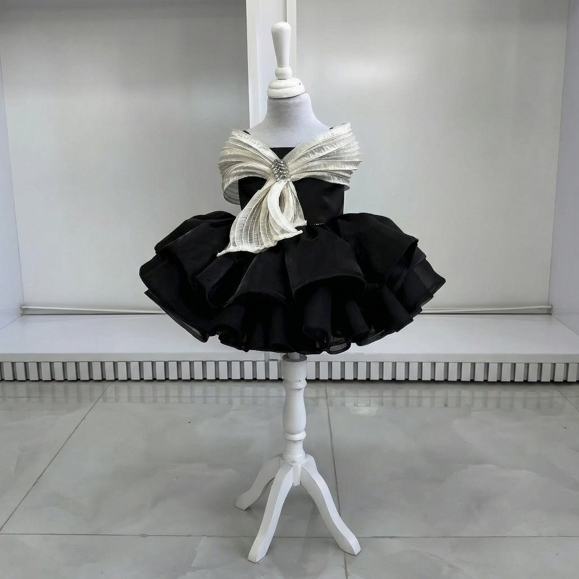 فساتين قصيرة بدون أكمام من الأورجانزا المرصعة بأحجار الراين - image 2