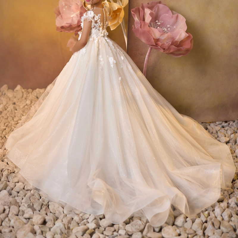 فساتين ماكسي بأكمام قصيرة وظهر مكشوف مزينة بتطريز شبكي على شكل وردة - image 2