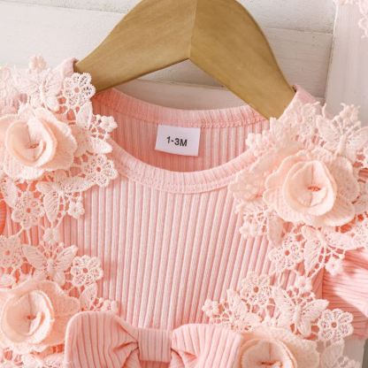 بدلة جسم متوسطة الطول بأكمام قصيرة مزينة بوردة مقسمة من القطن بنسبة 100% - image 3