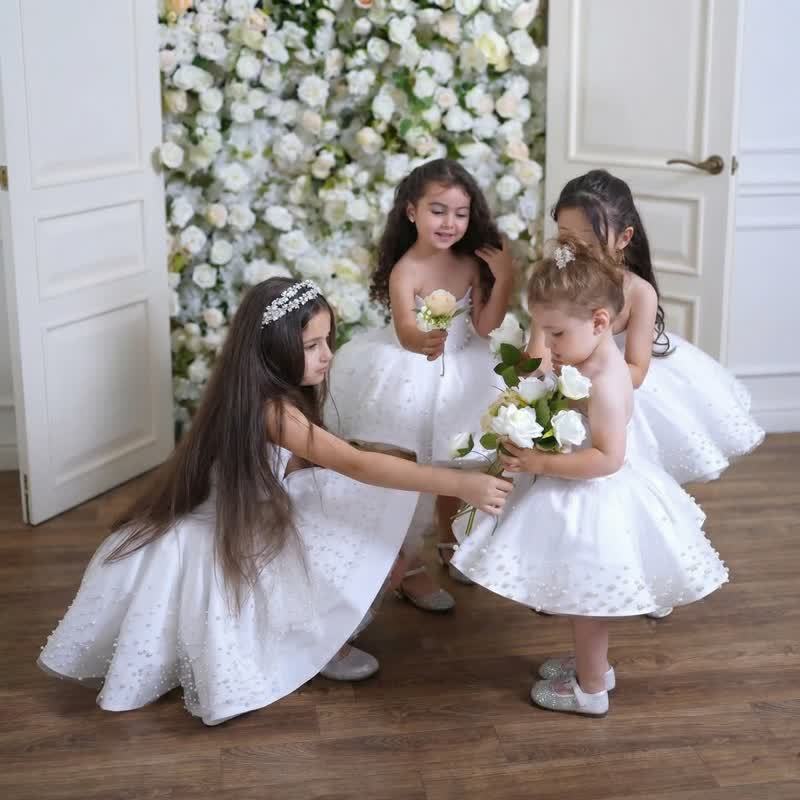 فساتين قصيرة بدون أكمام من الساتان واللؤلؤ - image 4