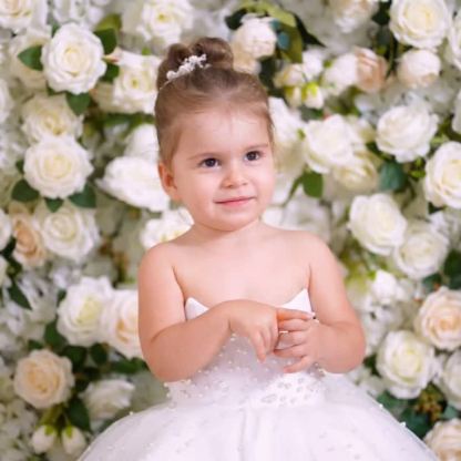 فساتين قصيرة بدون أكمام من الساتان واللؤلؤ - image 6