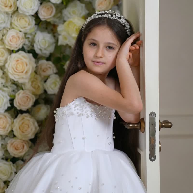 فساتين قصيرة بدون أكمام من الساتان واللؤلؤ - image 5