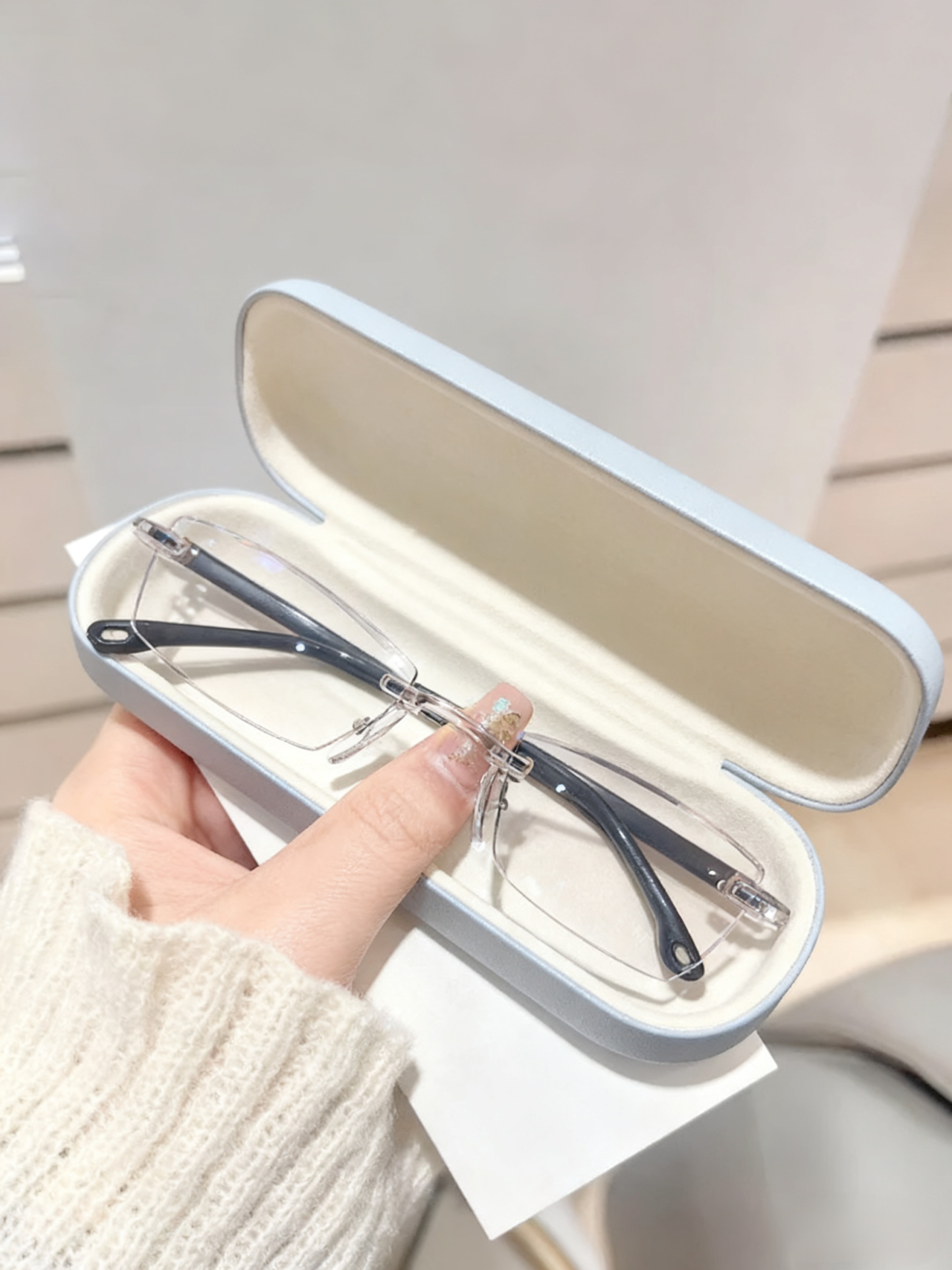 Color-changing anti-blue light presbyopia glasses