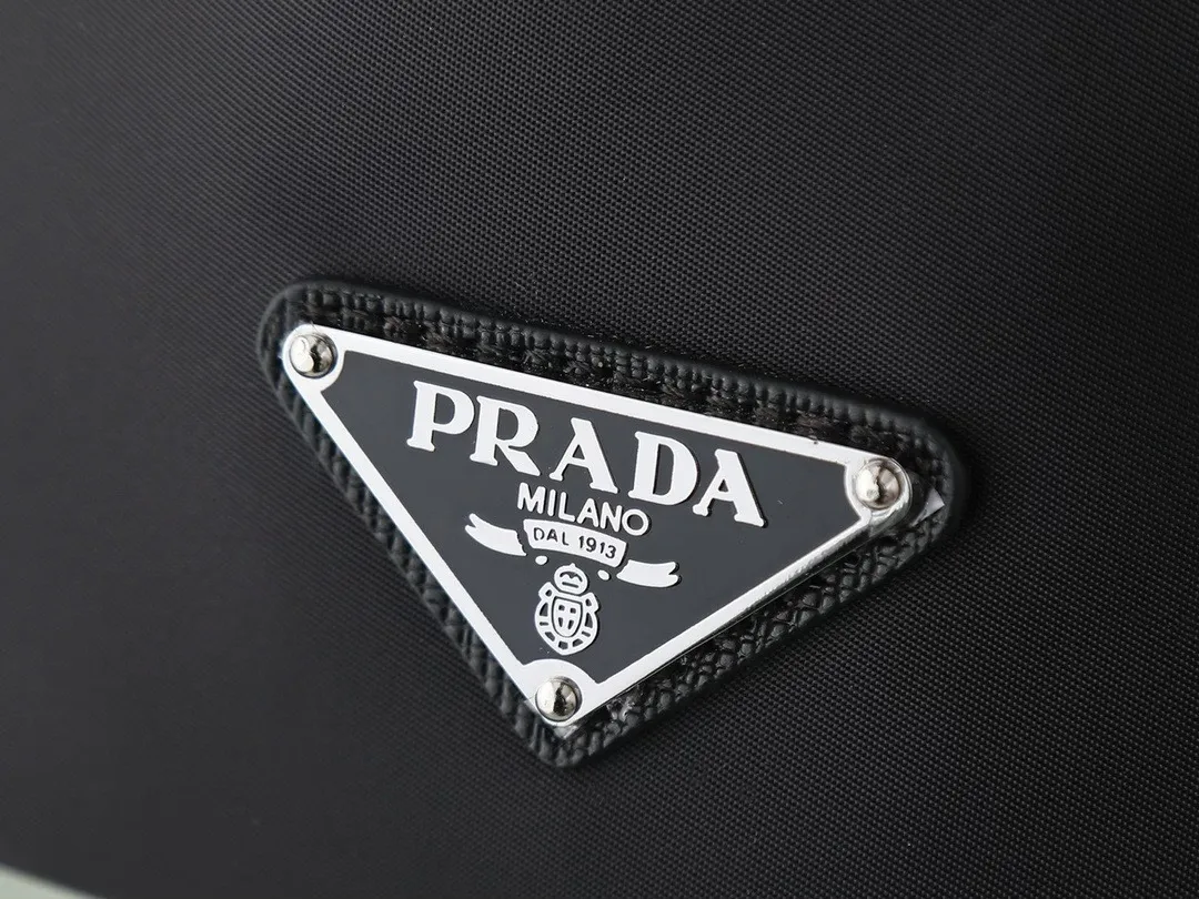 PRADA プラダ Re-Nylon pouch リナイロン 巾着型 トライアングルロゴ リストレット付き 鞄