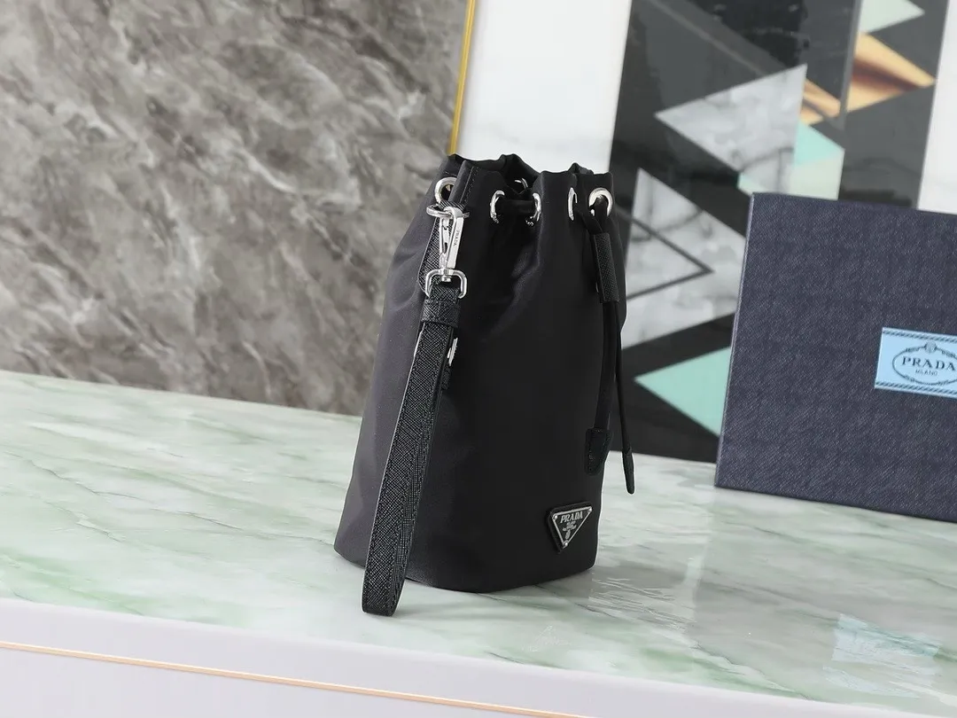 PRADA プラダ Re-Nylon pouch リナイロン 巾着型 トライアングルロゴ リストレット付き 鞄