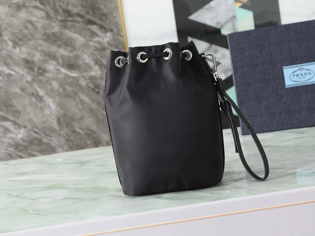 PRADA プラダ Re-Nylon pouch リナイロン 巾着型 トライアングルロゴ リストレット付き 鞄