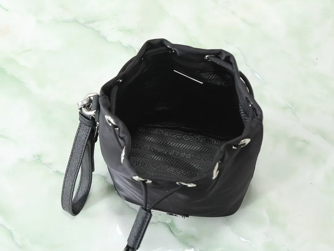 PRADA プラダ Re-Nylon pouch リナイロン 巾着型 トライアングルロゴ リストレット付き 鞄