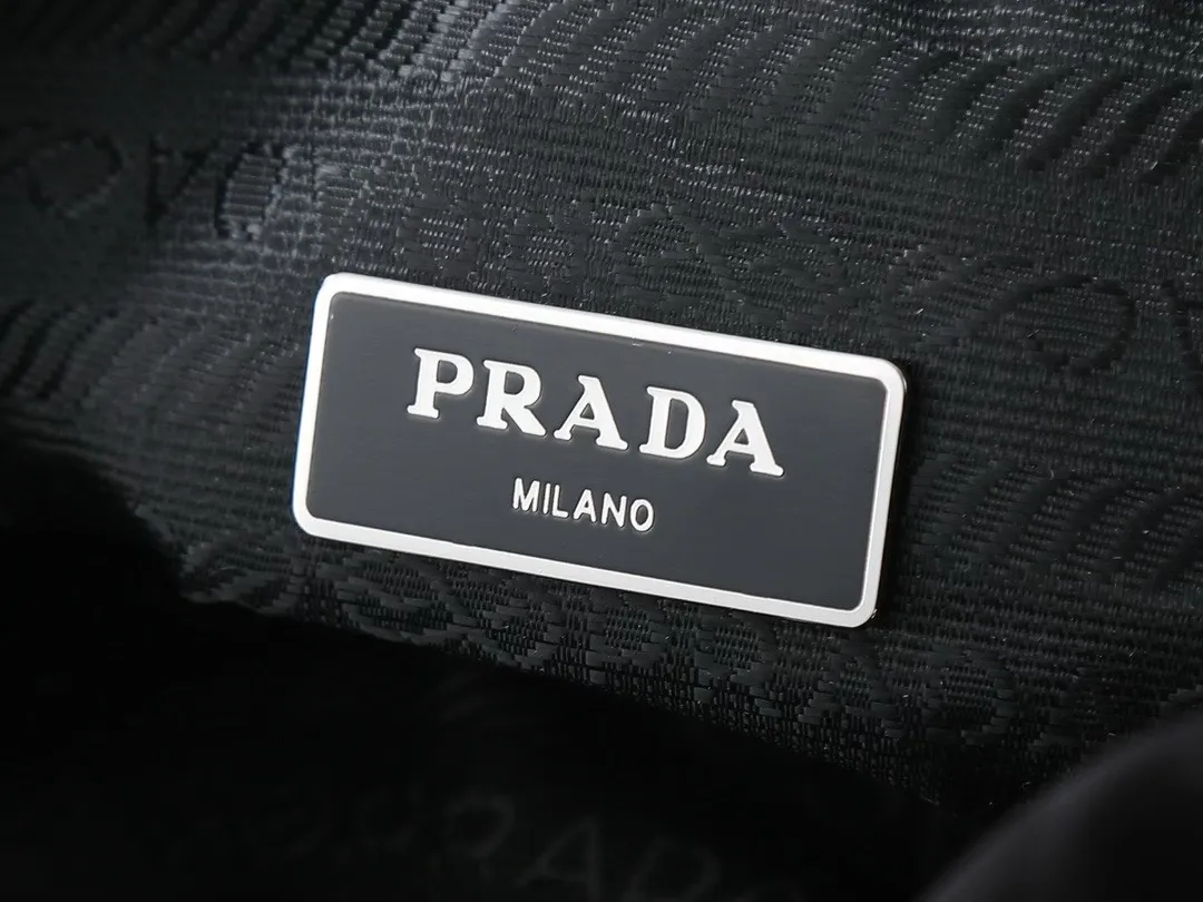 PRADA プラダ Re-Nylon pouch リナイロン 巾着型 トライアングルロゴ リストレット付き 鞄