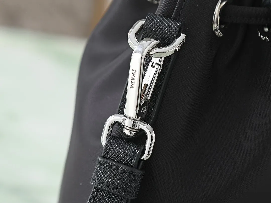 PRADA プラダ Re-Nylon pouch リナイロン 巾着型 トライアングルロゴ リストレット付き 鞄