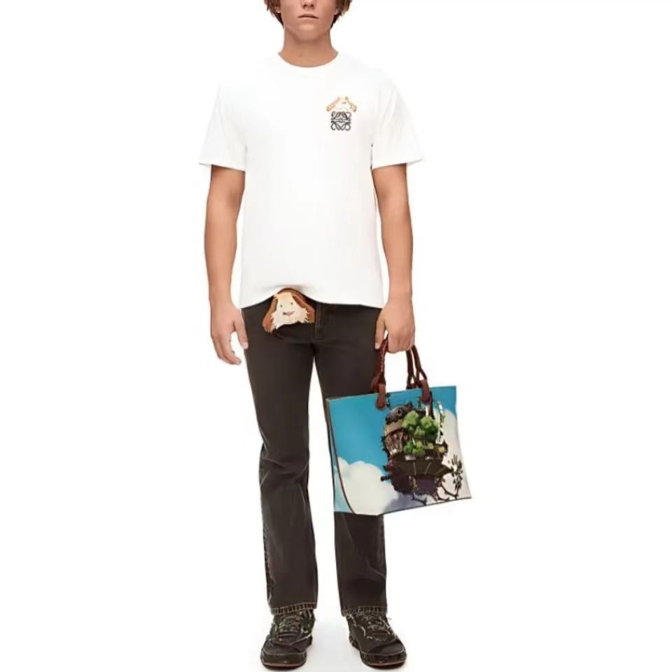 【LOEWE 公式旗艦店】（ロエベ）2024春夏新作ハウルの動く城柄丸首半袖Tシャツ 男女兼用