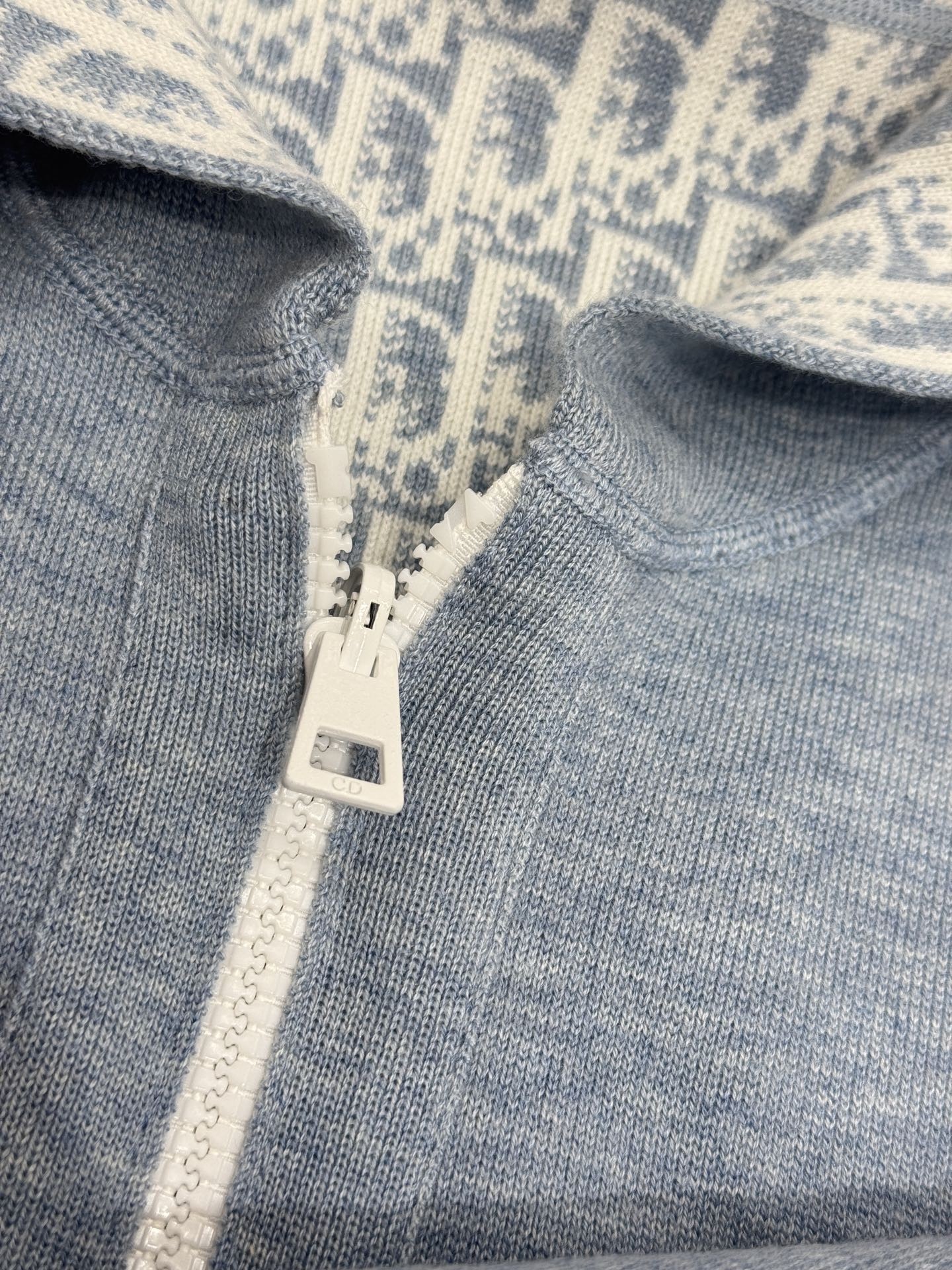 【DIOR旗艦店】（ディオール ）ニットフードジャケット ご好評に付き再入荷！