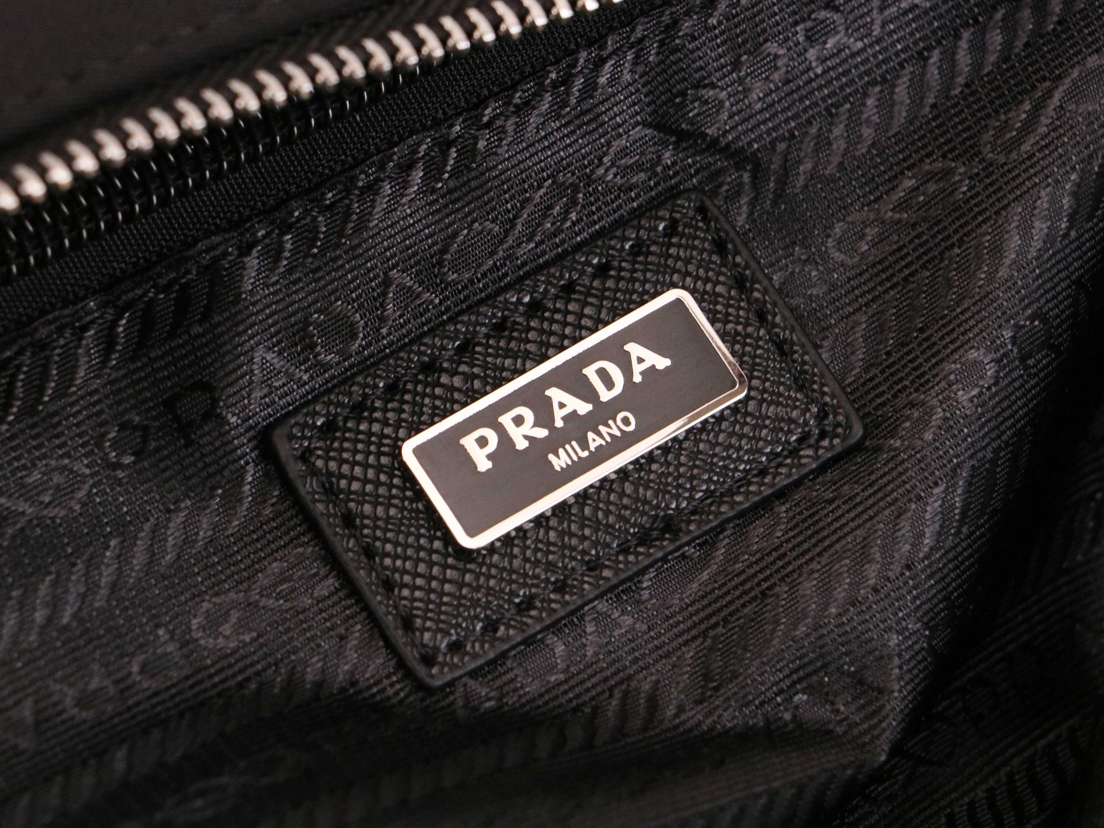 PRADA プラダ Explore メッセンジャーバッグ 42*22*20cm