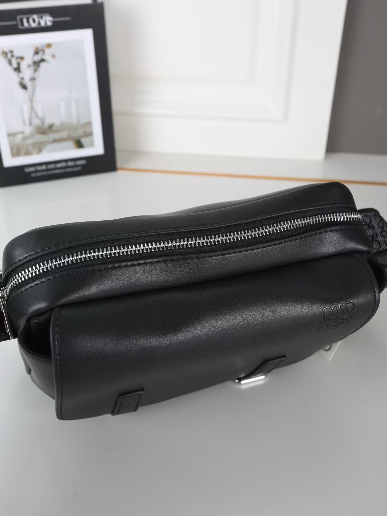 LOEWE ロエベ メッセンジャーバッグ クロスボディバッグ 24*19CM