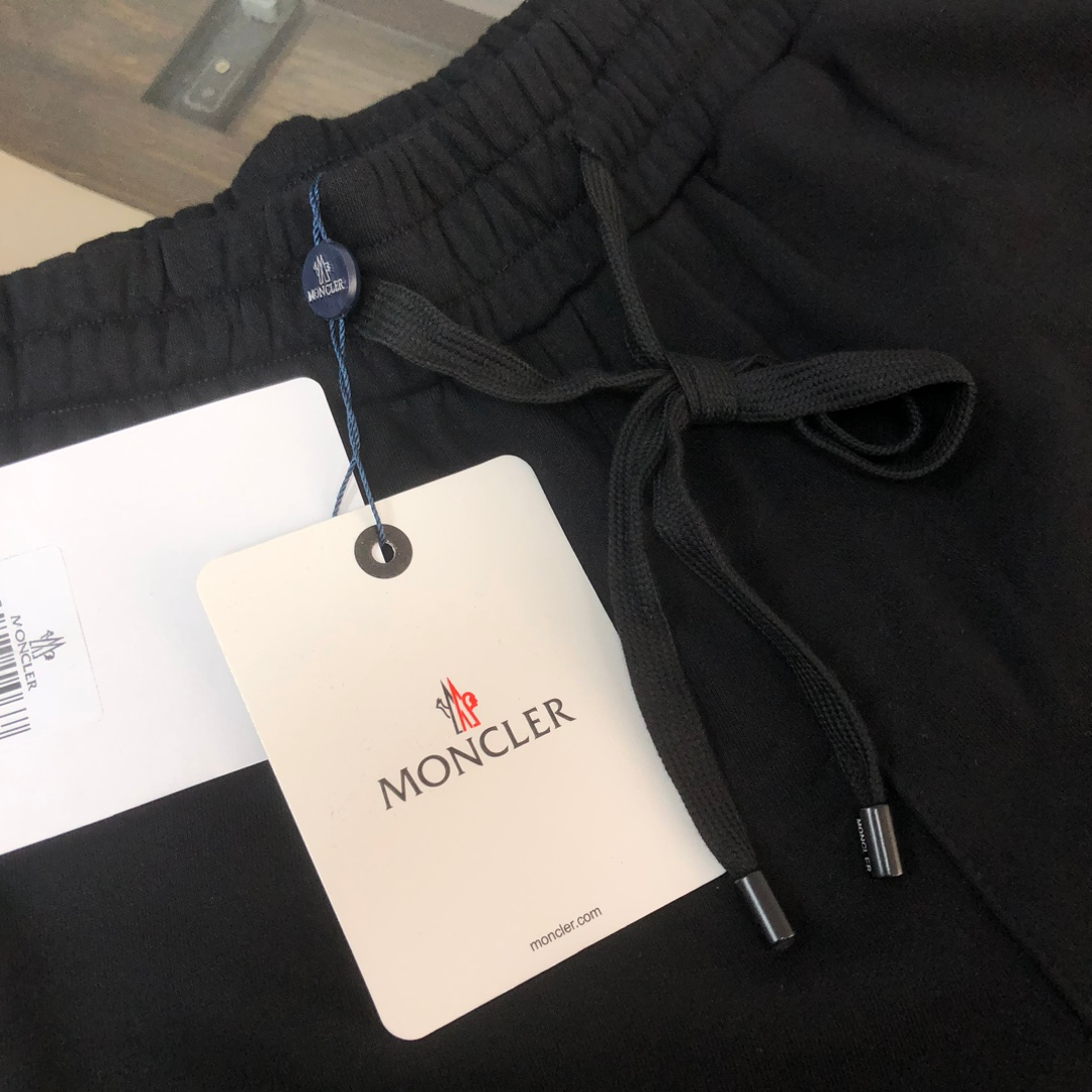 【MONCLER】ショートパンツ