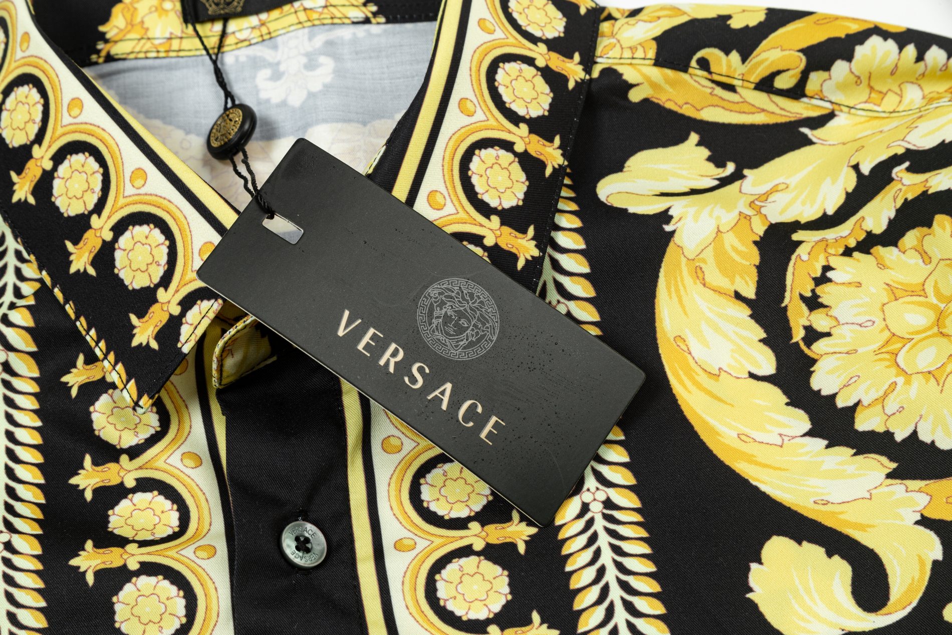 【VERSACE 公式旗艦店】ヴェルサーチ シャツ ご好評に付き再入荷 240716