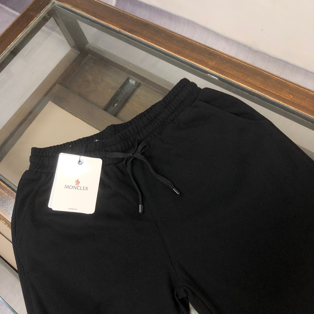 【MONCLER】ショートパンツ