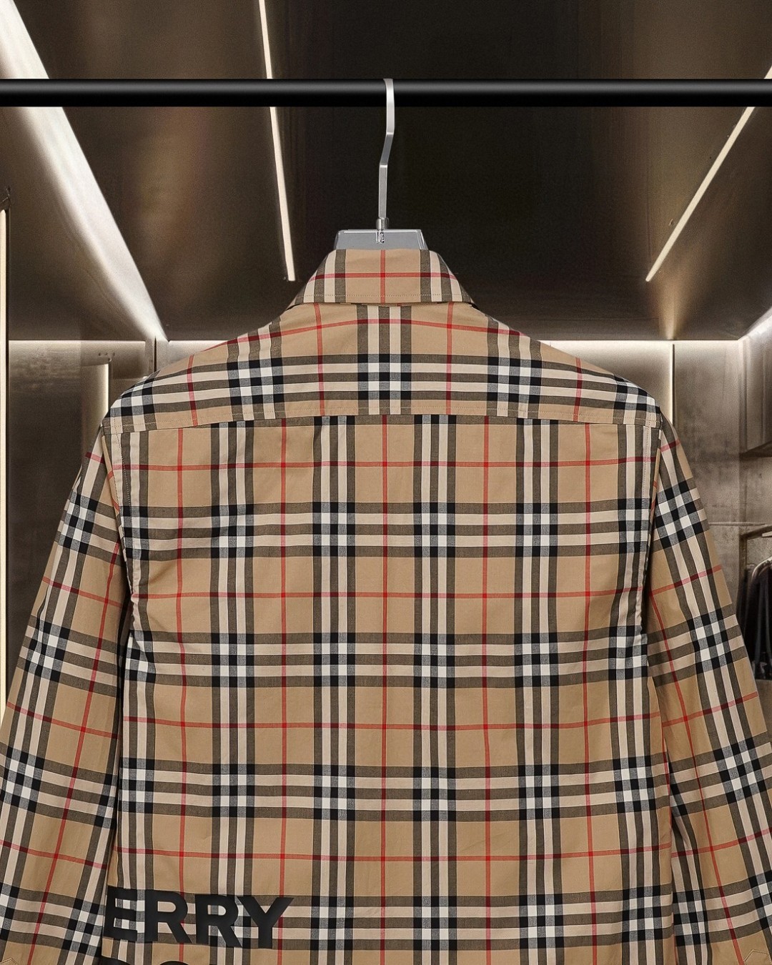 【BURBERRY旗艦店】（バーバリー）長袖シャツ、ご好評に付き再入荷！