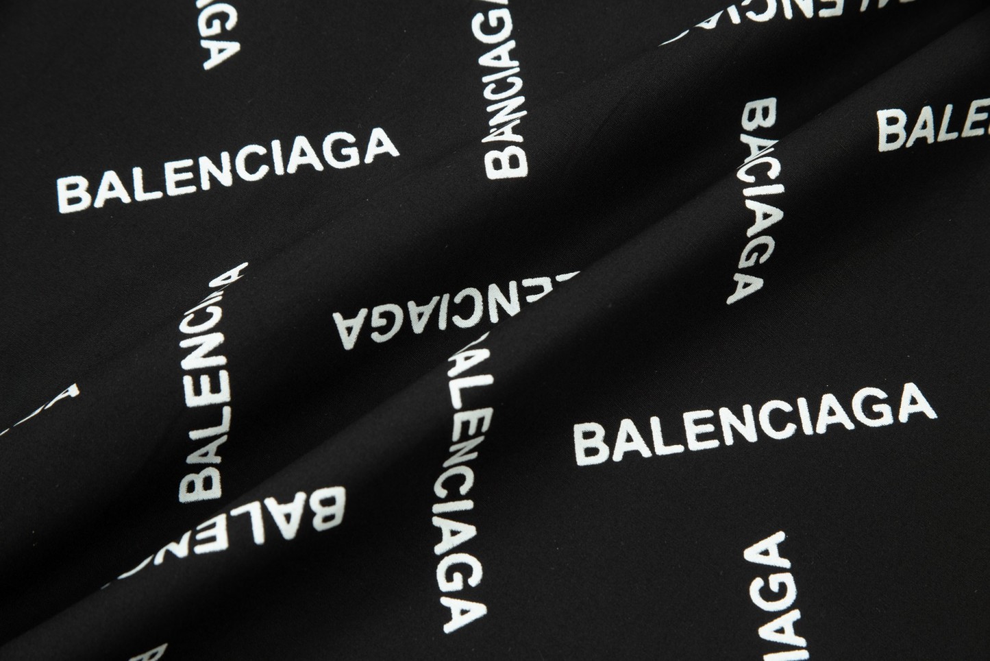 【BALENCIAGA 公式旗艦店】バレンシアガ シャツ ご好評に付き再入荷 240715