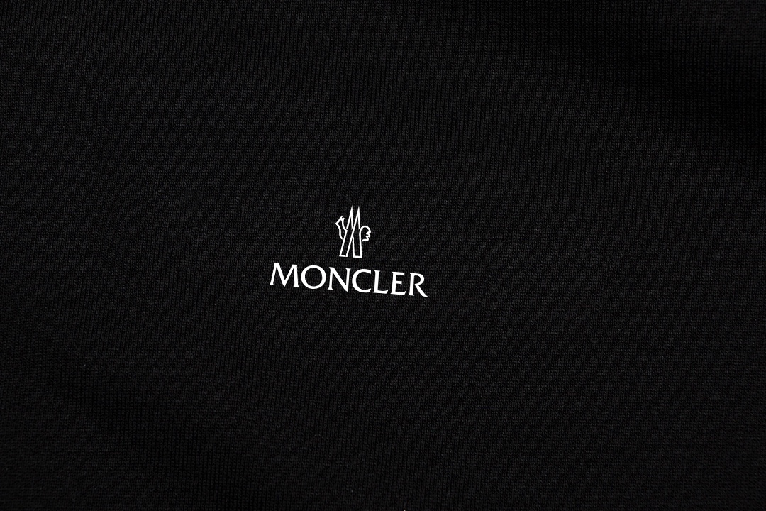 【MONCLER】ジップアップパーカー