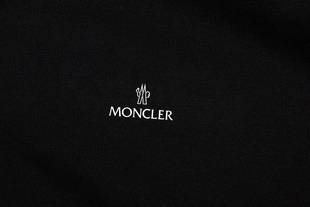 【MONCLER】ジップアップパーカー